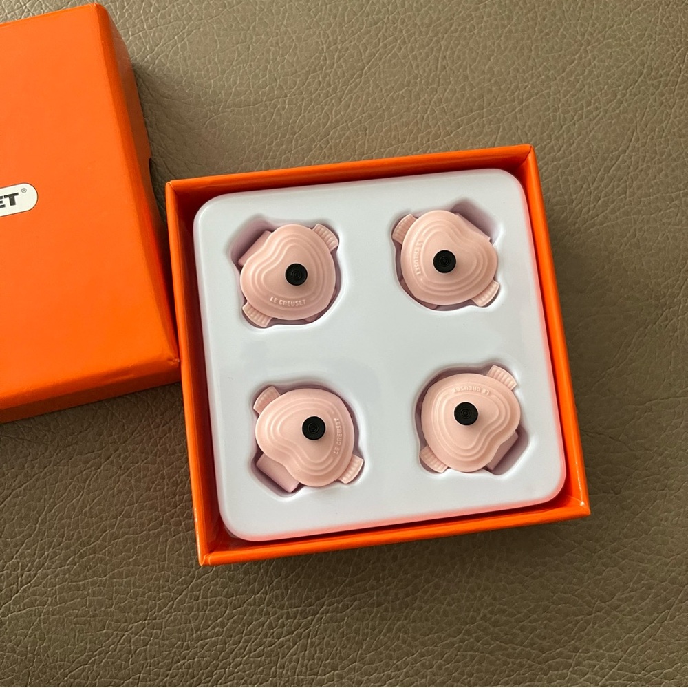 BNIB Le Creuset Set of 4 Heart Shape Plastic Pins - Antique Rose